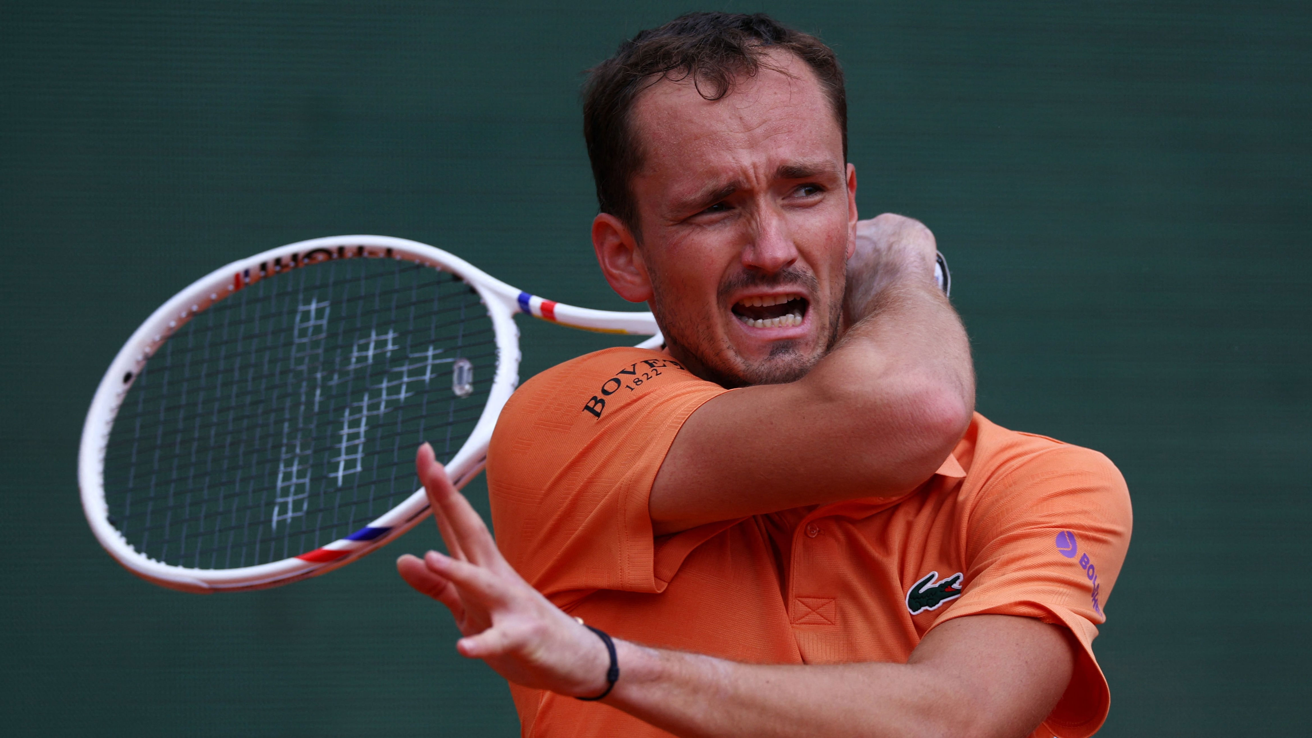 Tennis star smashes racket then chucks it in the trash during crushing ...