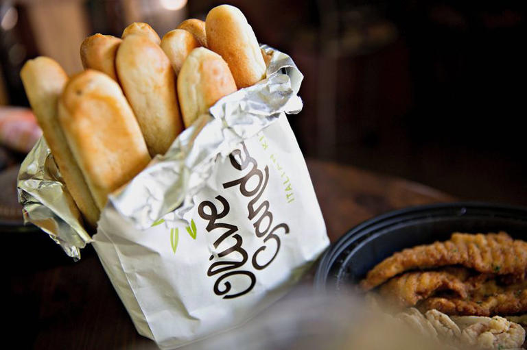Olive Garden logo change sparks mixed reactions as customers call ...