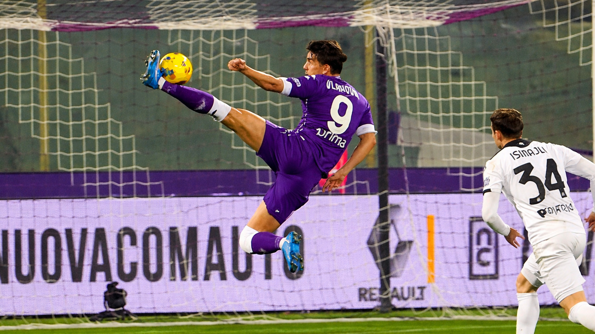How Vlahovic finds space and scores goals