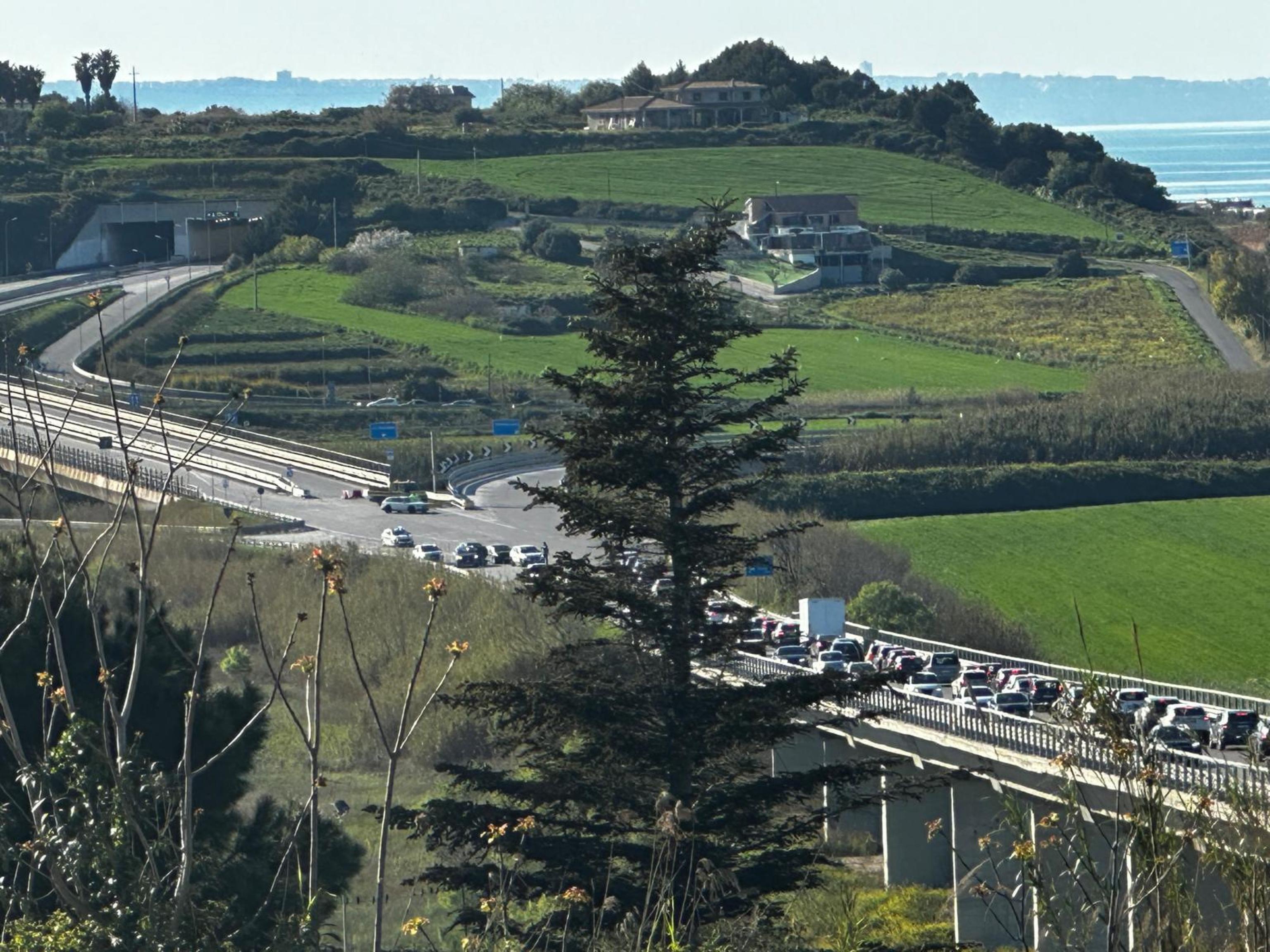 Ministers huddle with Meloni on huge sinkhole cutting Italy in half