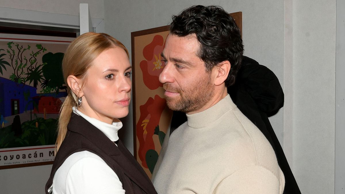Zoe und Carlos umarmen sich.