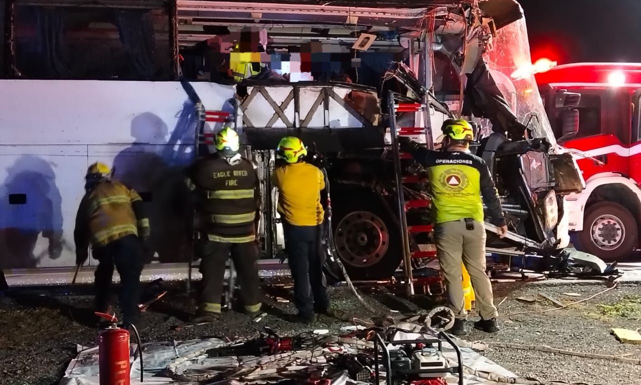 Choque entre autobús y tractocamión deja 2 muertos y 15 heridos en ...