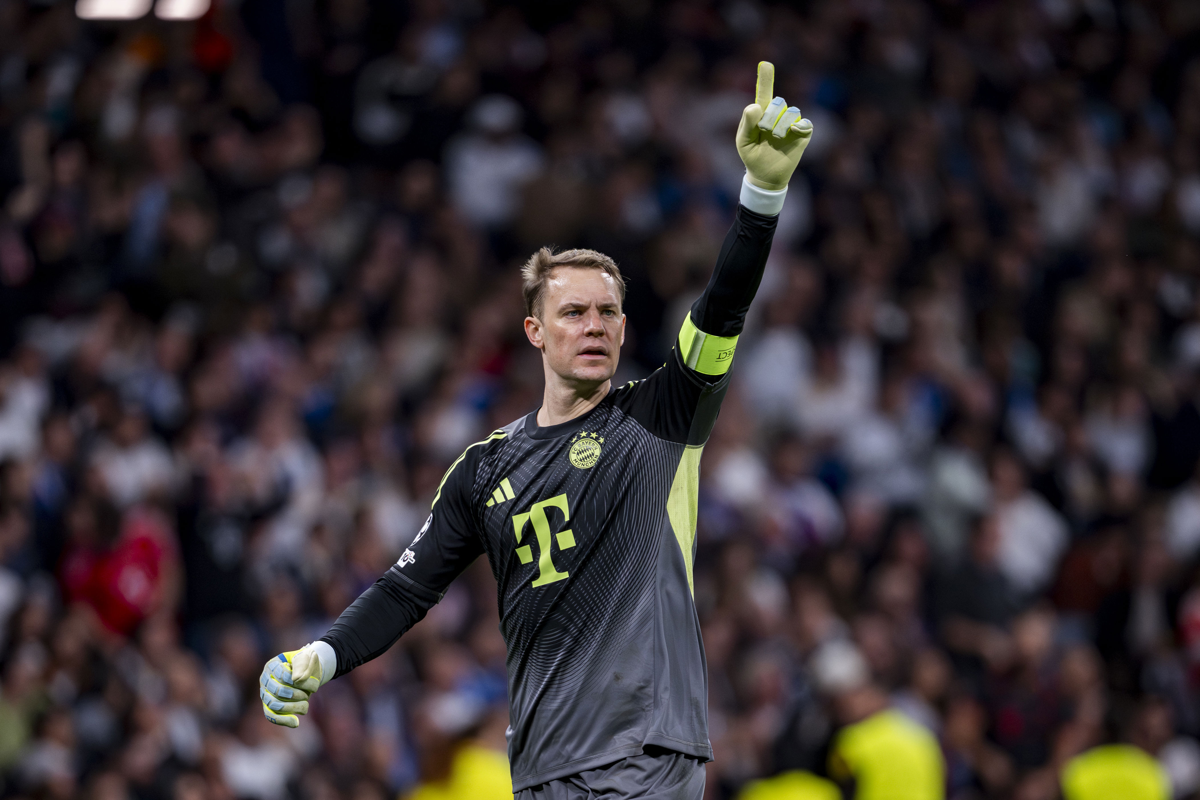 Manuel Neuer breaks goalkeeping record in Bayern Munich’s 2-1 triumph ...