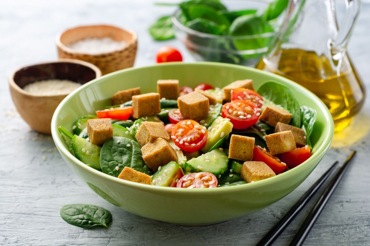 Salad with tofu