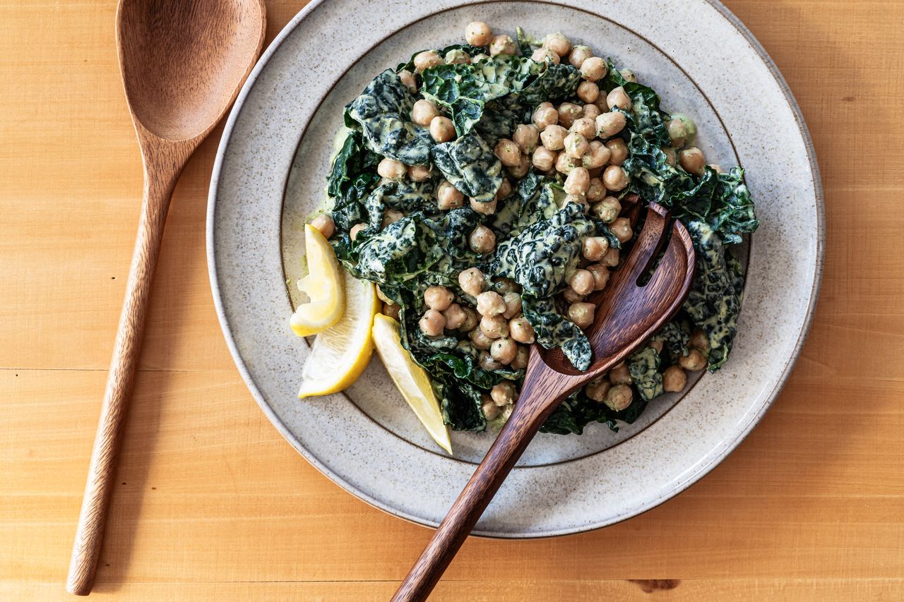Kale salad with chickpeas