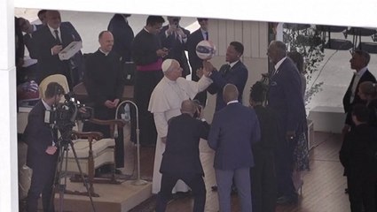 pope-leo-spins-basketball-on-his-finger-as-harlem-globetrotters-teach