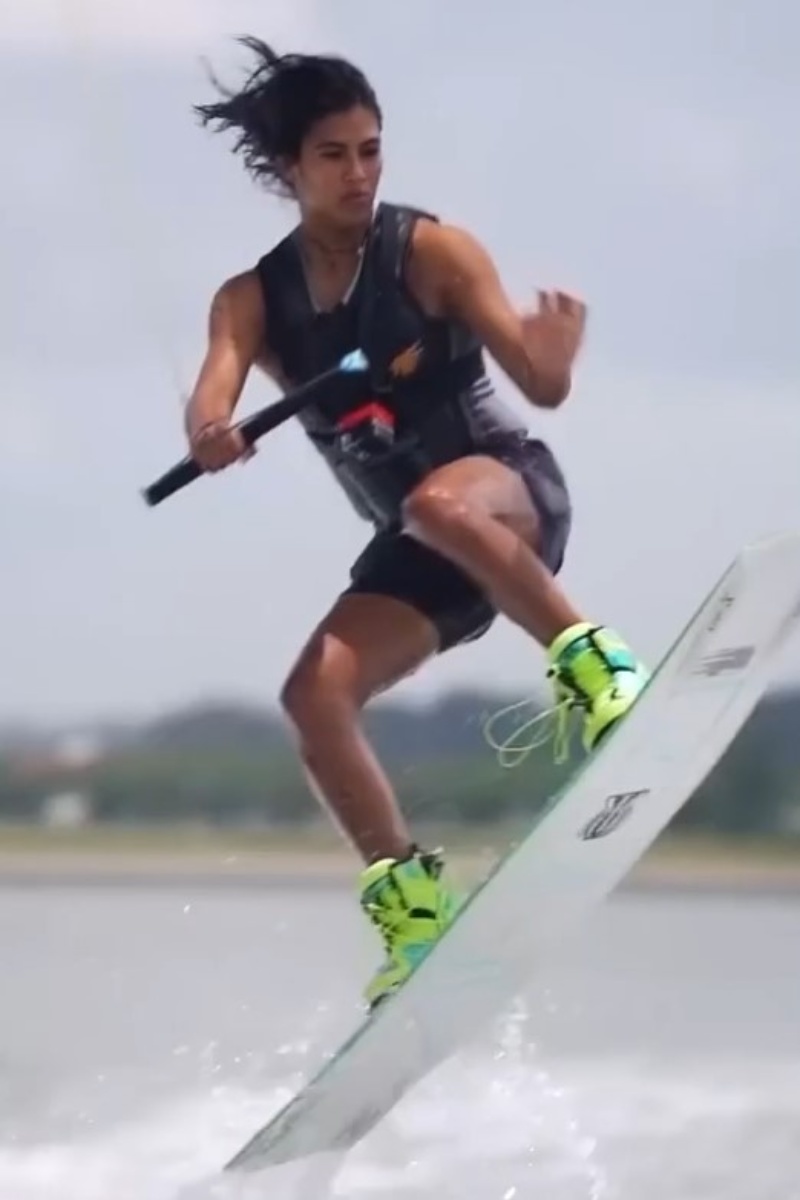 Une championne de wakeboard de Singapour inspire la nouvelle génération