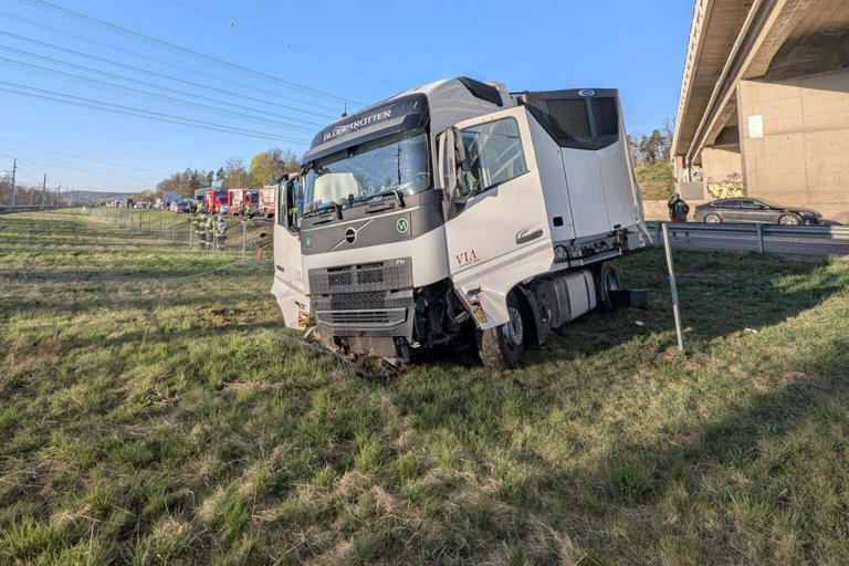 Lenker vermied Auffahrunfall, Lkw durchbrach Leitschiene