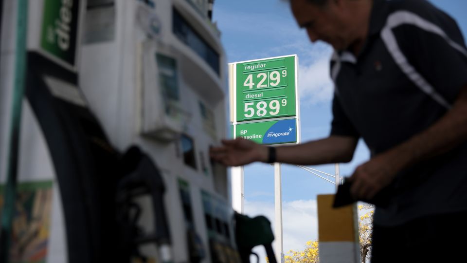Oil is plunging, but don’t expect $3 gas anytime soon. Here’s why