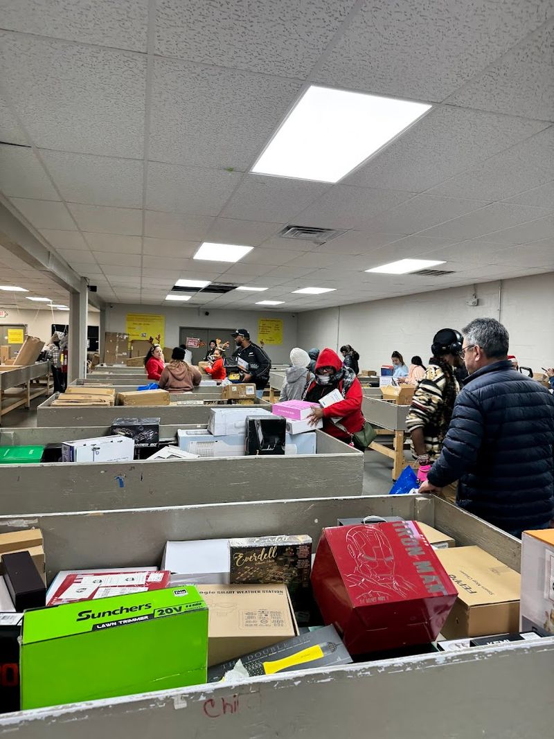 These hidden deals inside a Georgia bin store keep people coming back