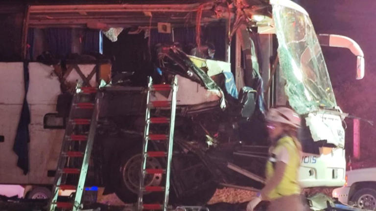 Choque de autobús contra tractocamión deja dos muertos y 15 heridos en ...