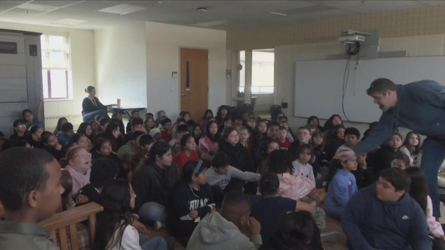 Declaration of Independence scrolls given to Siouxland students