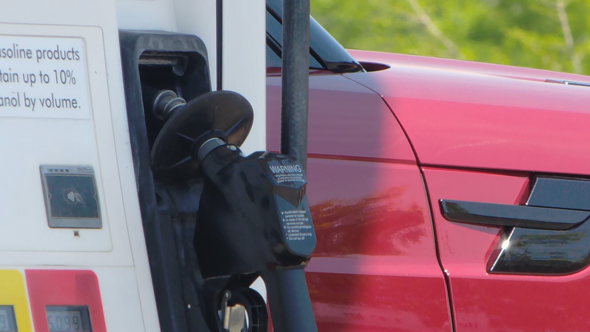 Gas prices remain high in Nashville despite oil price drop