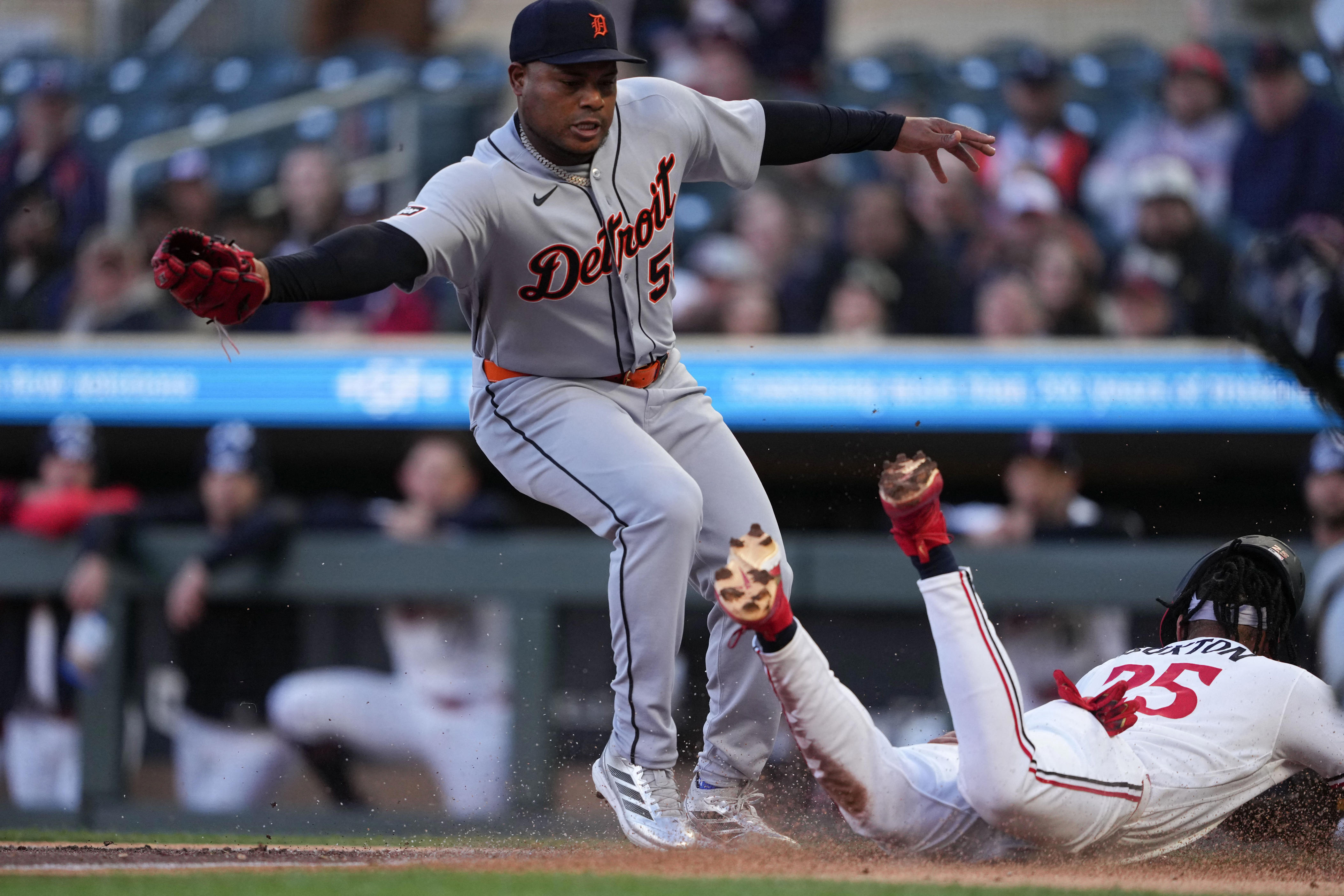 Twins steal a run by exploiting Tigers' right-handed first baseman