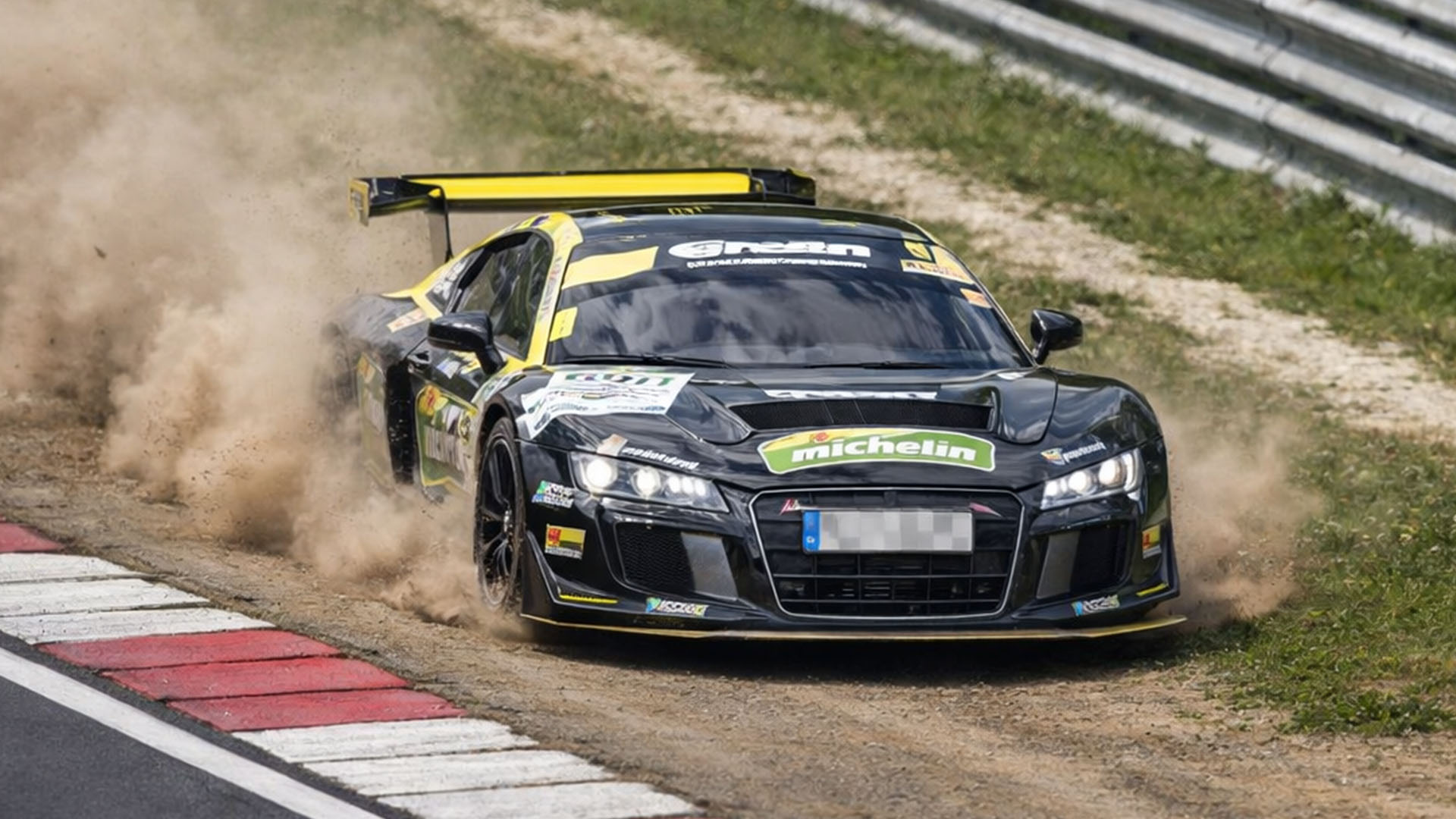 te-hoge-snelheid-eindigt-met-auto-s-die-van-het-n-rburgring-nls-circuit