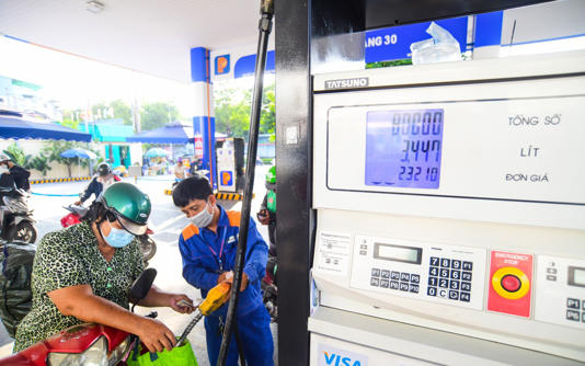 Thống nhất trình Quốc hội xem xét, quyết định giảm thuế với xăng dầu