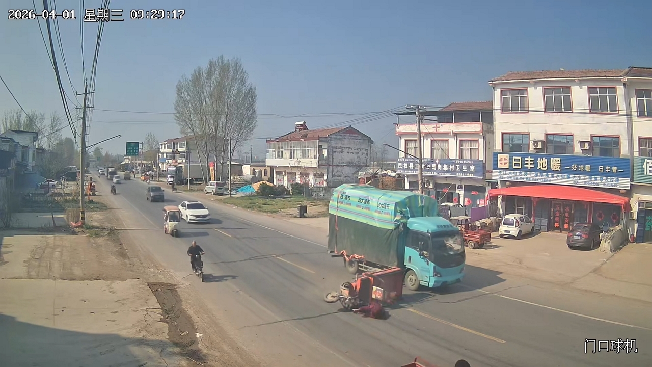 Cargo tricycle overturns after collision with truck in Henan, China