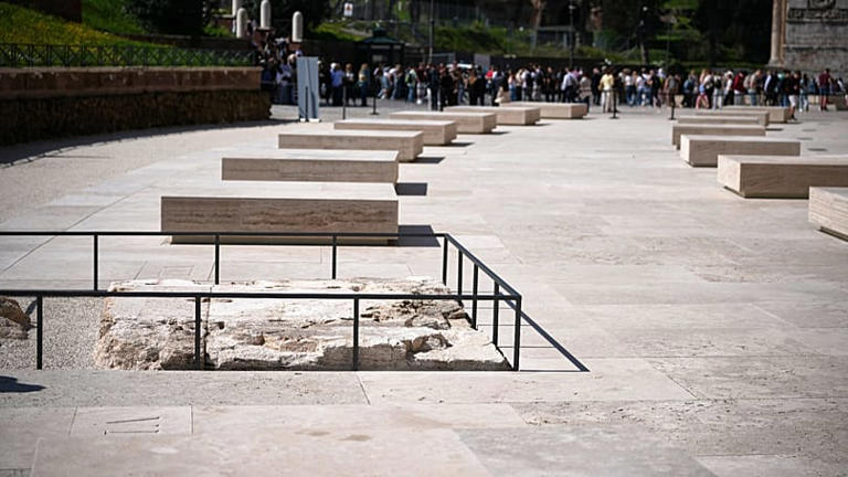 Persone camminano nel nuovo spazio esterno in travertino realizzato intorno al Colosseo durante l'inaugurazione a Roma, il 17 marzo 2026 AP Photo/Andrew Medichini
