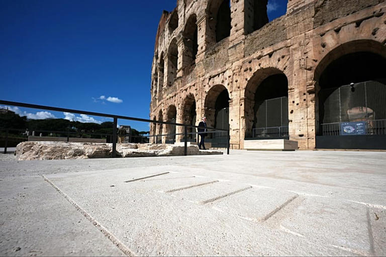 Il nuovo spazio esterno in travertino realizzato intorno al Colosseo durante l'inaugurazione a Roma, martedì 17 marzo 2026 AP Photo/Andrew Medichini