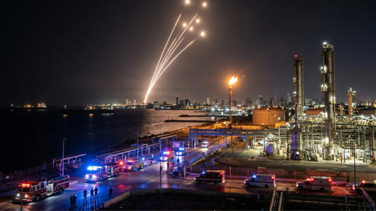 Salvas de mísseis do Irã e ataques à energia no Golfo levaram a guerra ao limite antes de um cessar-fogo frágil