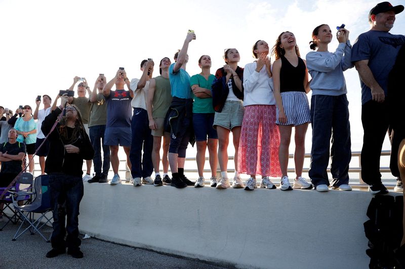 Artemis II moon mission unifies politically divided Americans in wonder