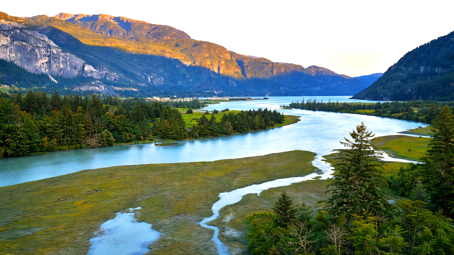 Il fiume Fraser che si snoda in una vasta valle montana