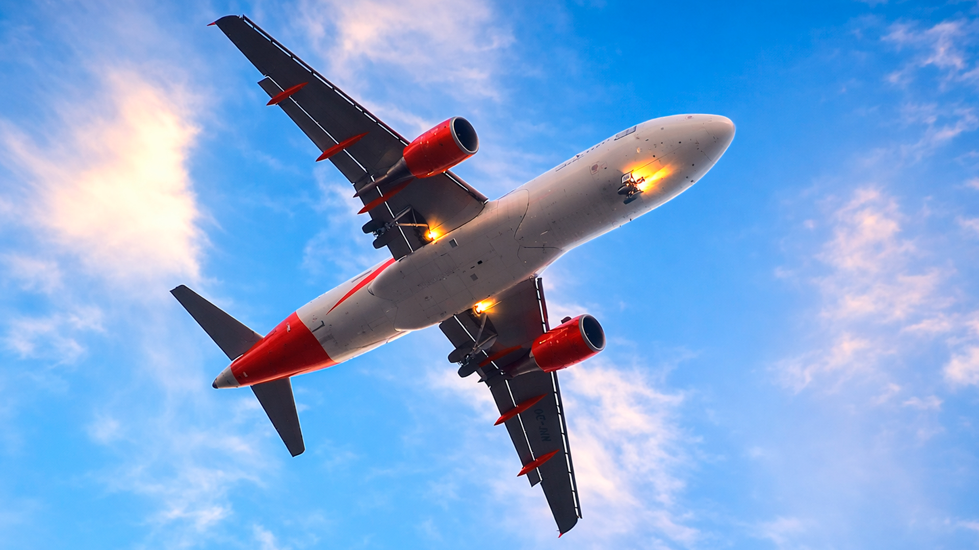 Low flying aircraft approach runway caught on camera