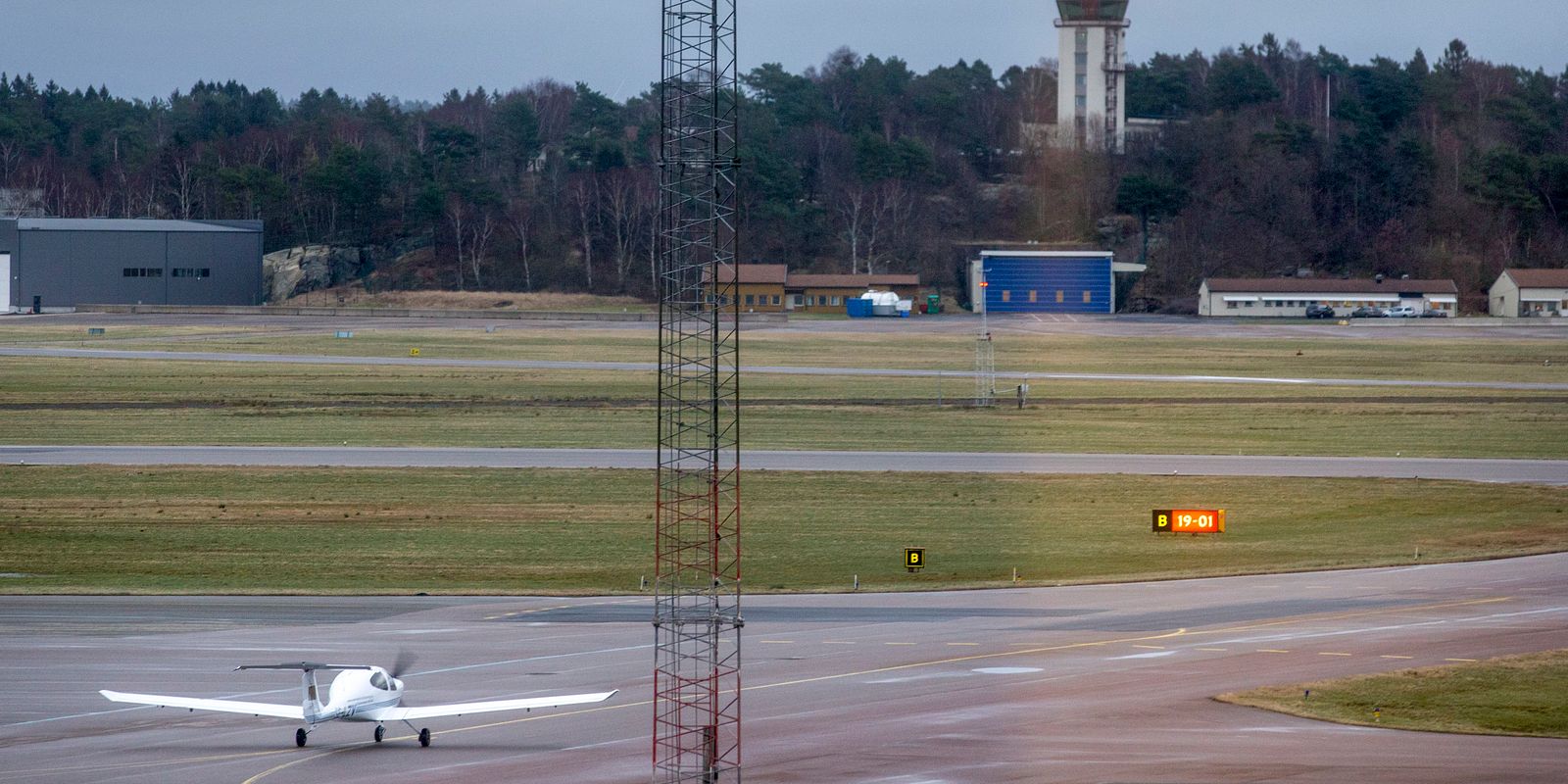 Solceller började brinna på ett tak på Säve flygplats