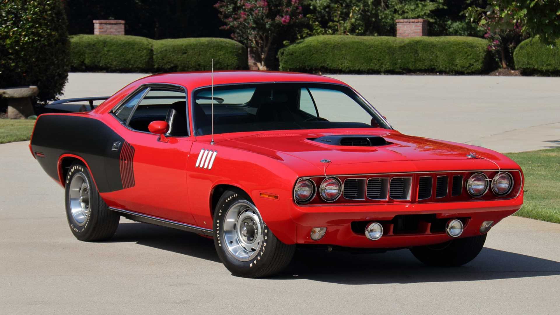 Three-quarter front view of 1971 Plymouth Hemi Cuda