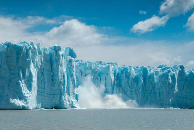Un estudio propone instalar cortinas gigantes en el fondo del mar para bloquear el agua cálida que acelera el deshielo del glaciar Thwaites, una de las mayores amenazas para el nivel del mar.