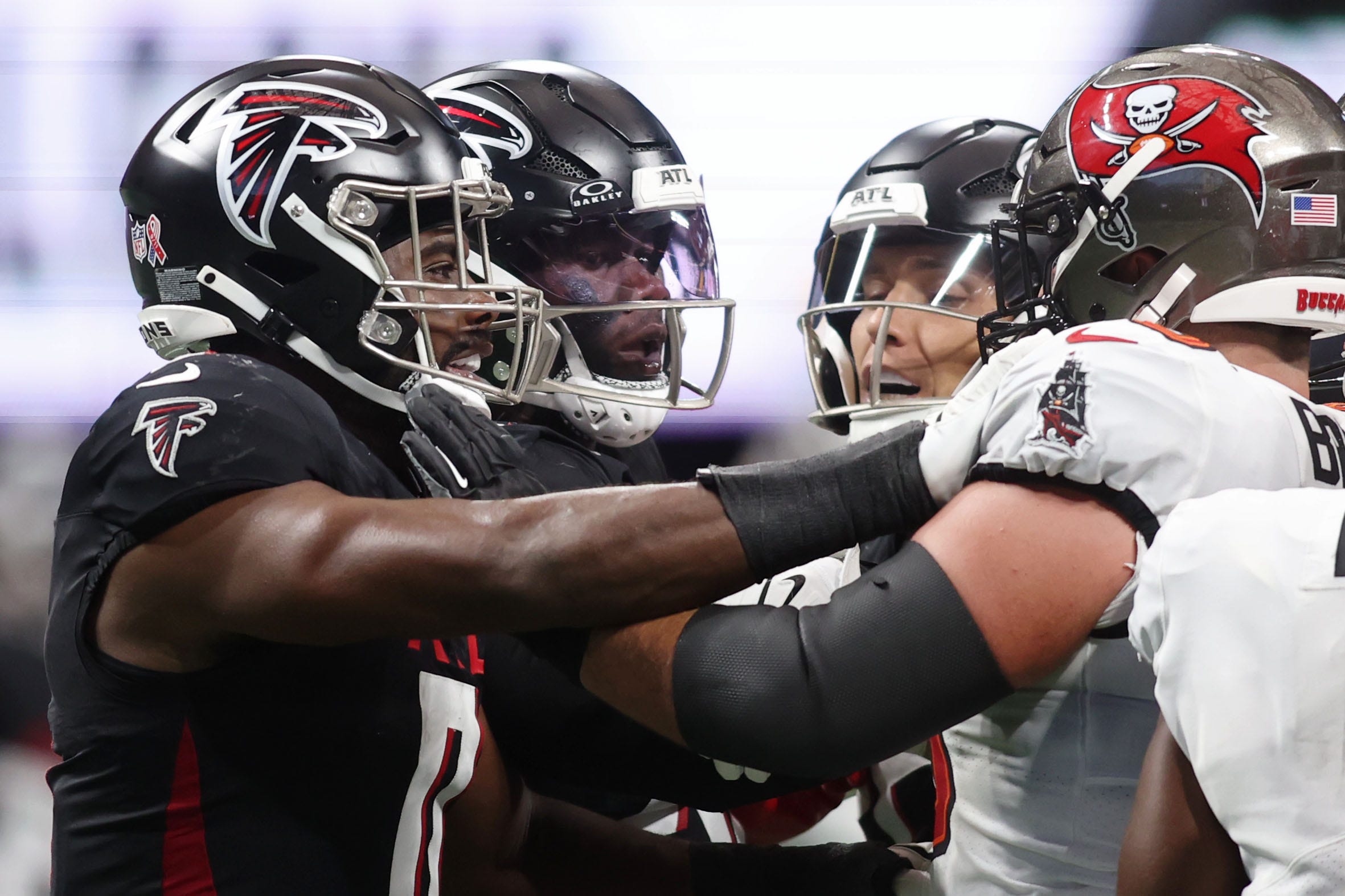 Star offensive lineman for Bucs' divisional rival announces retirement