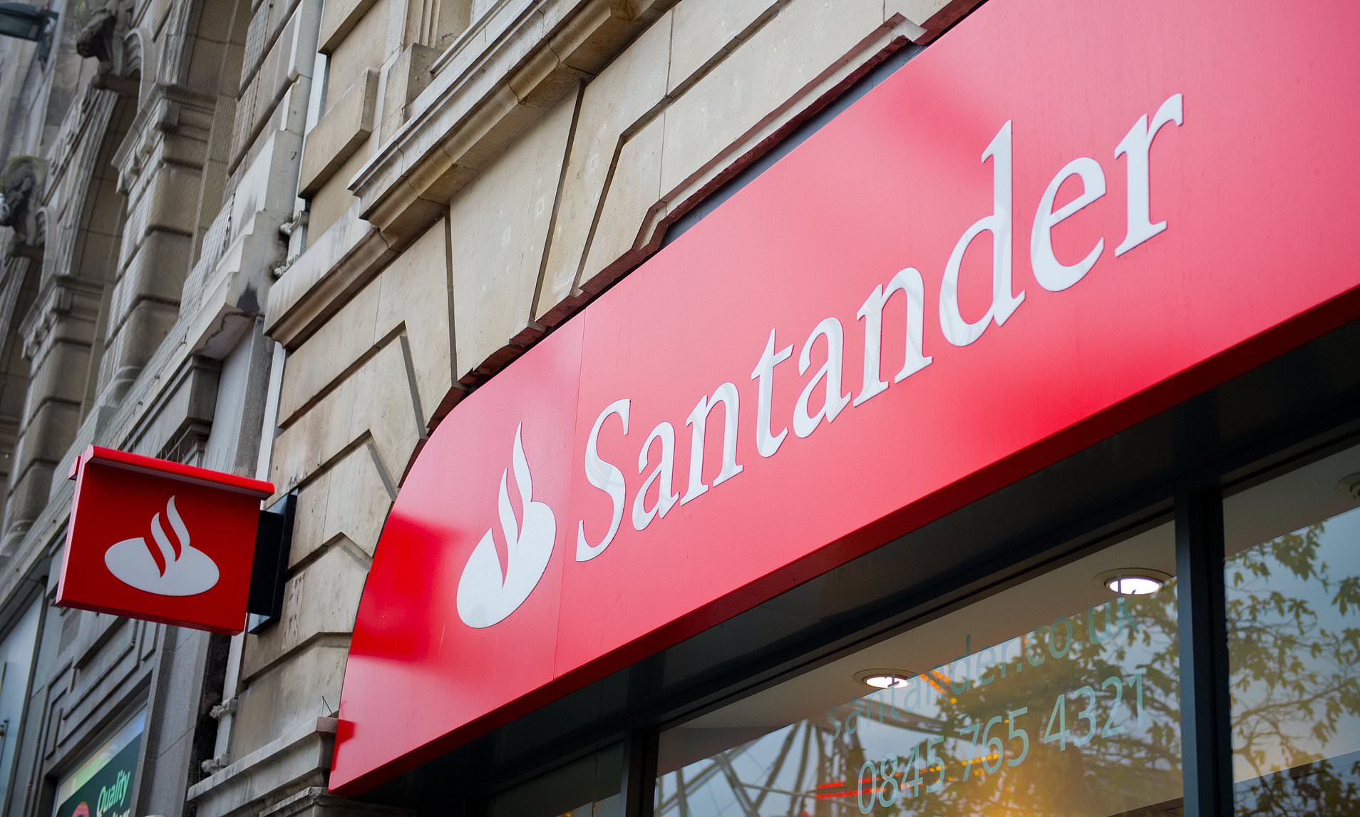 Santander launches 4.5% ISA range with up to £400 bonus