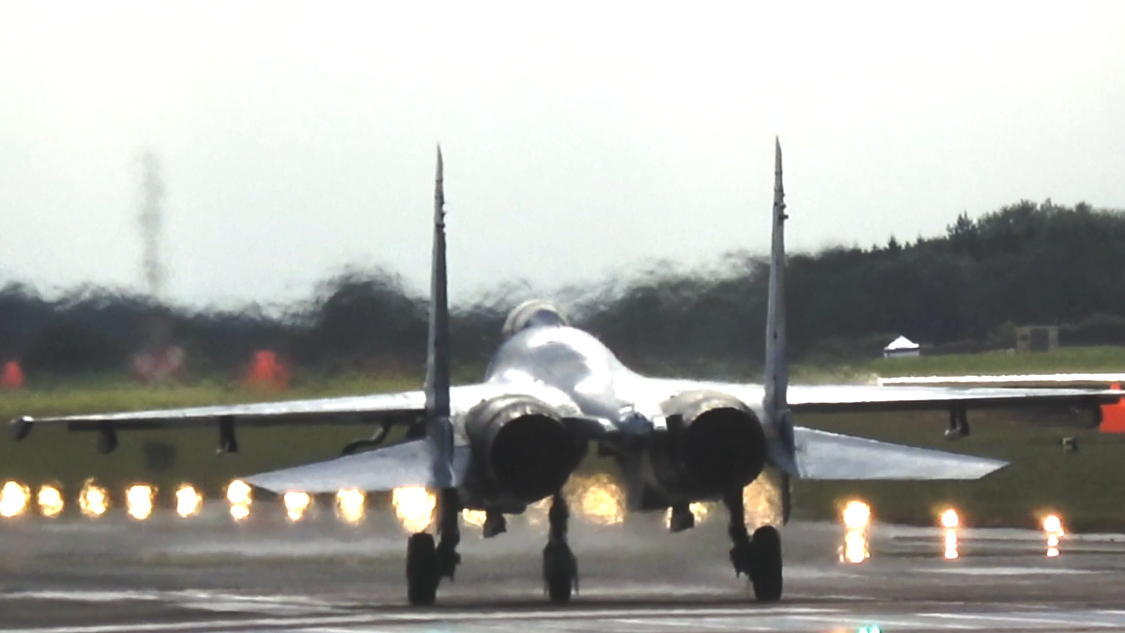 Watch this Ukrainian Su-27 roll on takeoff - 