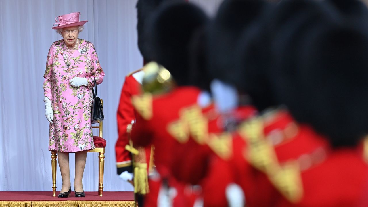 Royal designer reveals surprising rule about dressing the late Queen ...