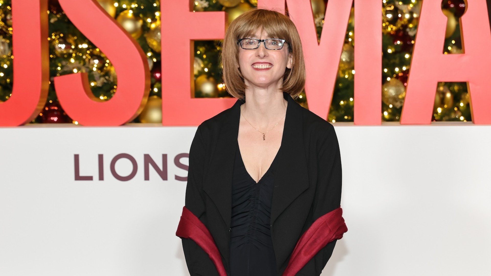 Author Freida McFadden explains why she wears a wig after identity reveal