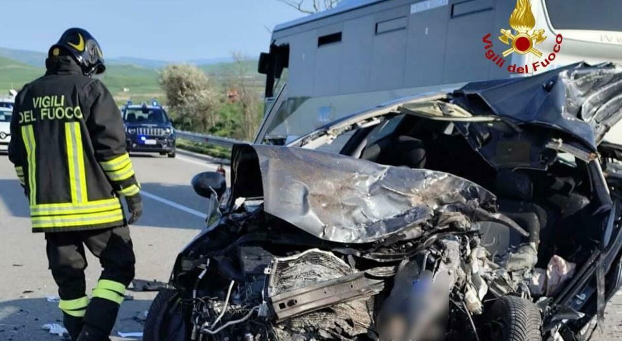 Scontro tra auto e bus: morti padre e figlio, ferito il conducente