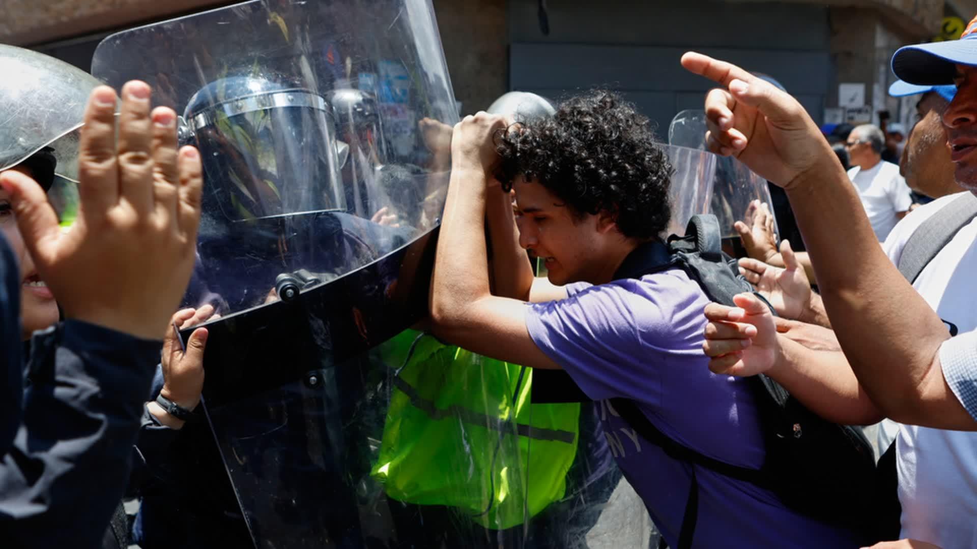 Police block protesters marching toward Venezuela’s presidential palace