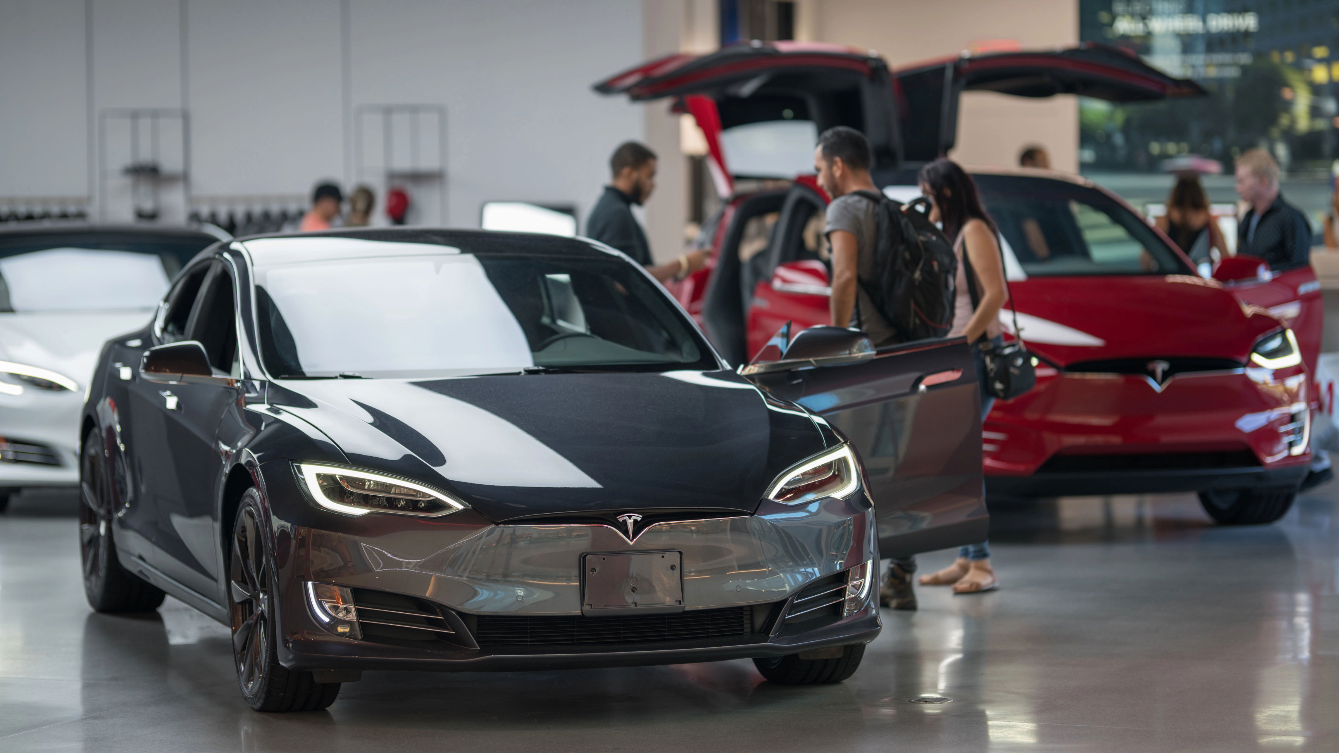 EV vs hybrid - the costs analysed in 2026