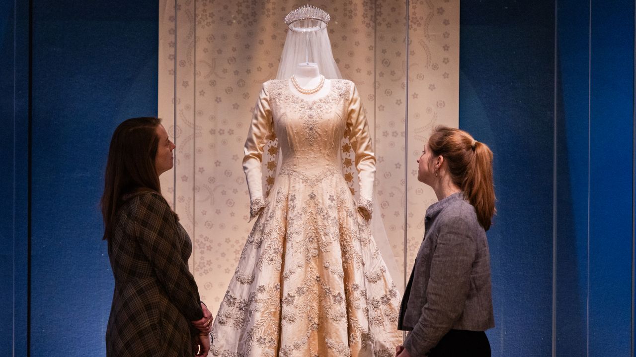 Queen's wedding dress may be displayed for last time