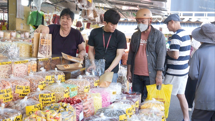 Theo các chuyên gia, thay vì cấm hoặc bắt buộc, chính sách nên cho phép hộ kinh doanh, cá nhân kinh doanh được quyền lựa chọn sử dụng hóa đơn điện tử, kể cả khi doanh thu dưới ngưỡng 500 triệu đồng/năm - Ảnh: HỮU HẠNH