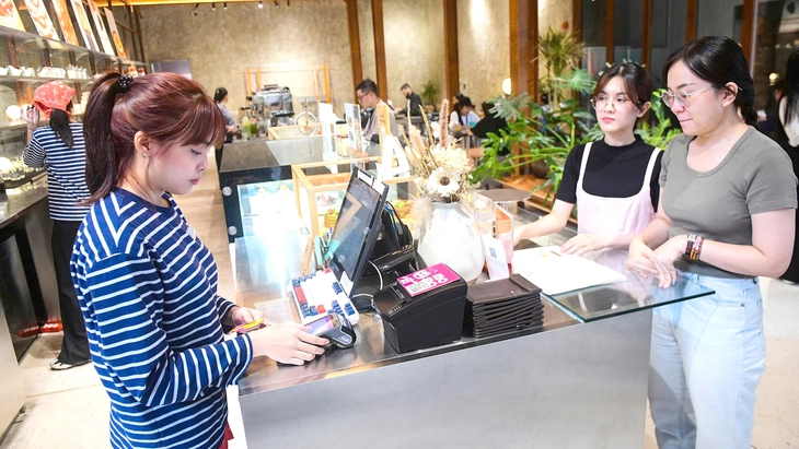 Các chuyên gia kiến nghị nên cho phép những hộ kinh doanh đã đầu tư thiết bị tiếp tục được xuất hóa đơn điện tử. Nếu đến hết năm mà doanh thu không đủ 500 triệu đồng mới xem xét có được tiếp tục xuất HĐĐT hay không - Ảnh: QUANG ĐỊNH