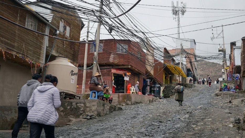 Watch how 50,000 people live at 17,000 feet - with almost no laws