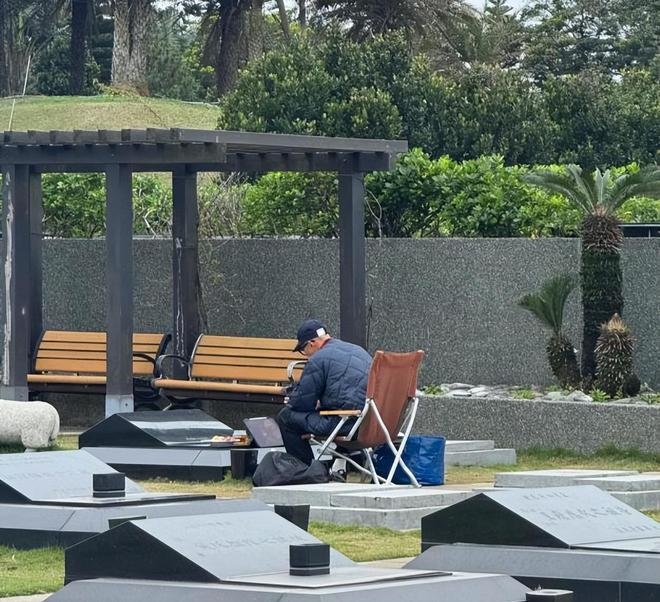 Sao châu Á 10/4: DJ Koo 'vẫn đều đặn thăm mộ vợ'