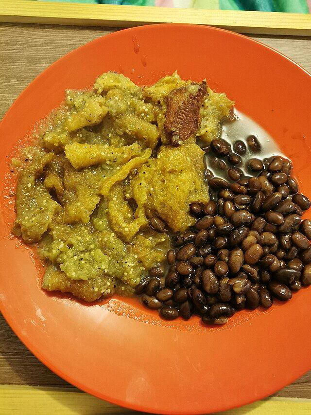 El chicharrón en salsa verde puede acompañarse con arroz o frijoles. Foto: Wikimedia Commons