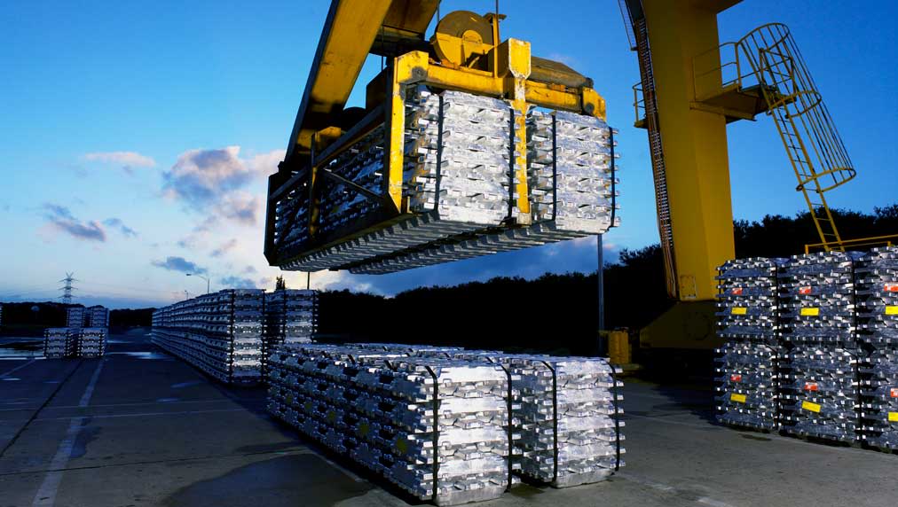 Aluminum stocks extend breakouts amid Iran war. Alcoa earnings due.