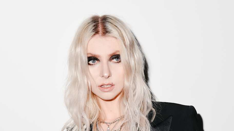 Taylor Momsen has clearly turned into a tasty treat for animals on stage