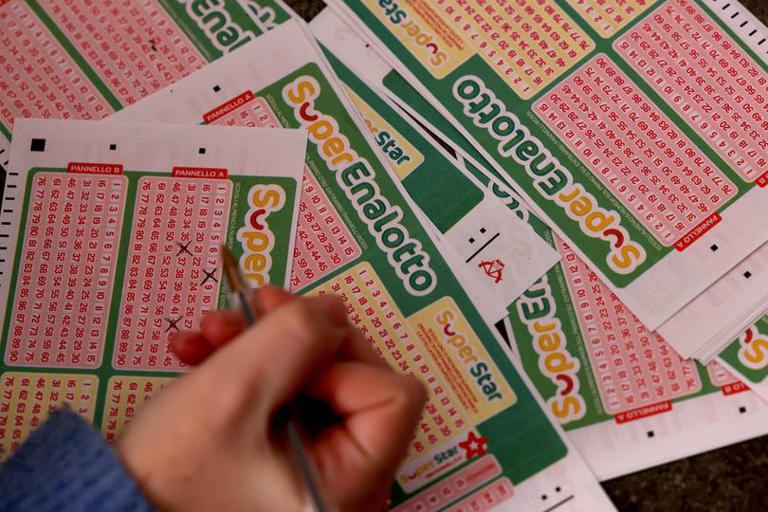 Woman leaves boyfriend after 'winning' lottery jackpot – then it all ...