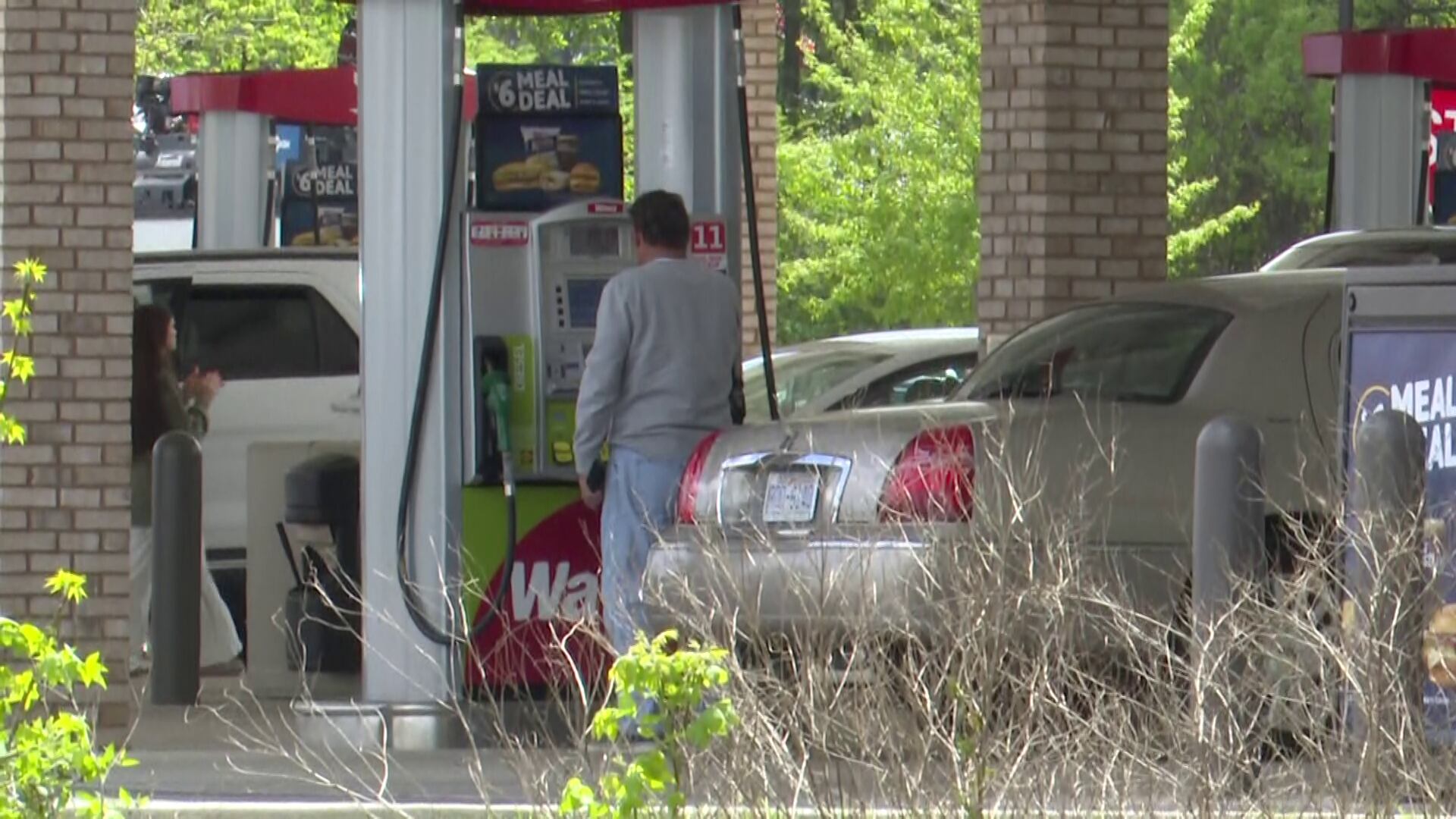 Gas prices remain high in NC despite drop in oil prices