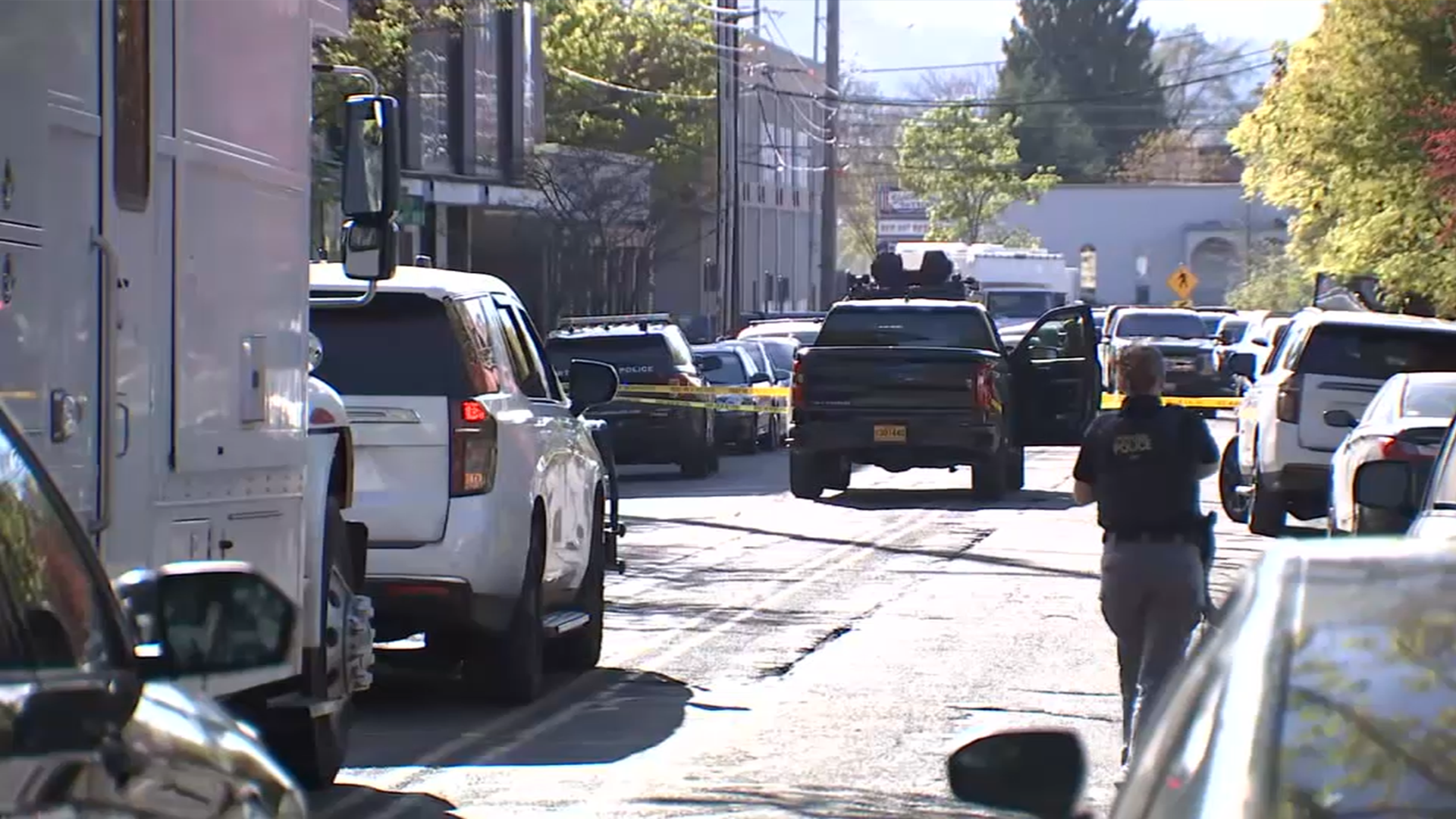 Man in custody after armed standoff at SE Portland apartments