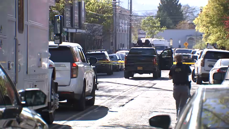 Man in custody after armed standoff at SE Portland apartments